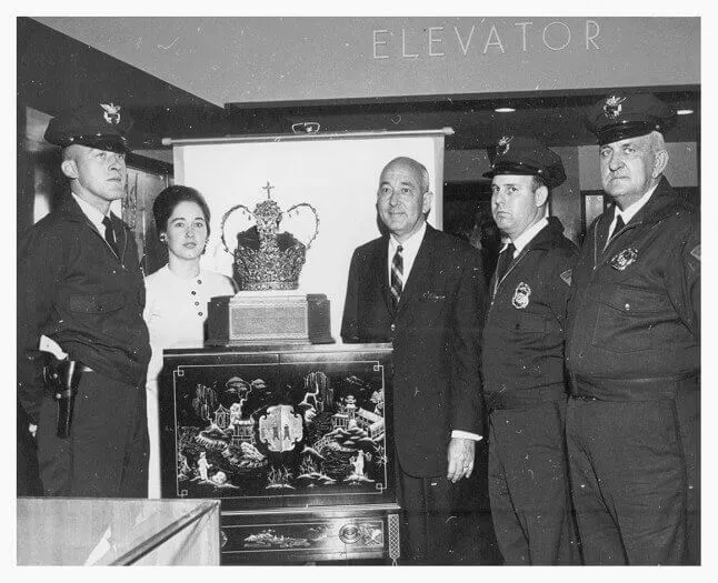 The Crown Of The Andes Is Exhibited In Bromberg’s Jewelry Store Alabama 1958 (photo: Bromberg’s archive)